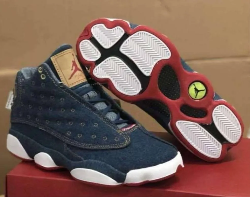 Baskets Air Jordan 13 X Levi's