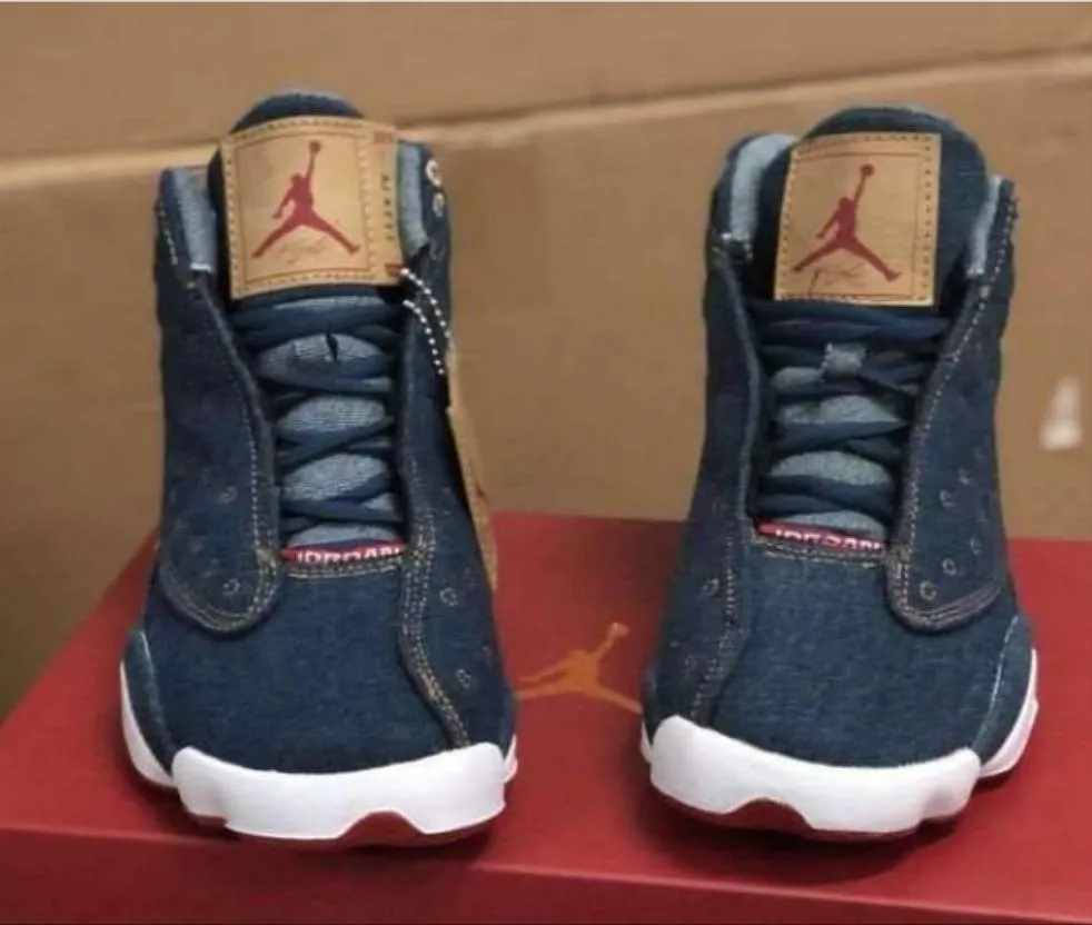 Baskets Air Jordan 13 X Levi's