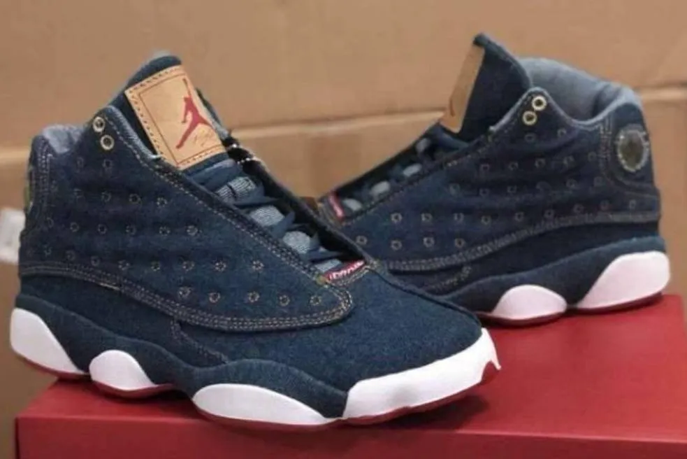 Baskets Air Jordan 13 X Levi's