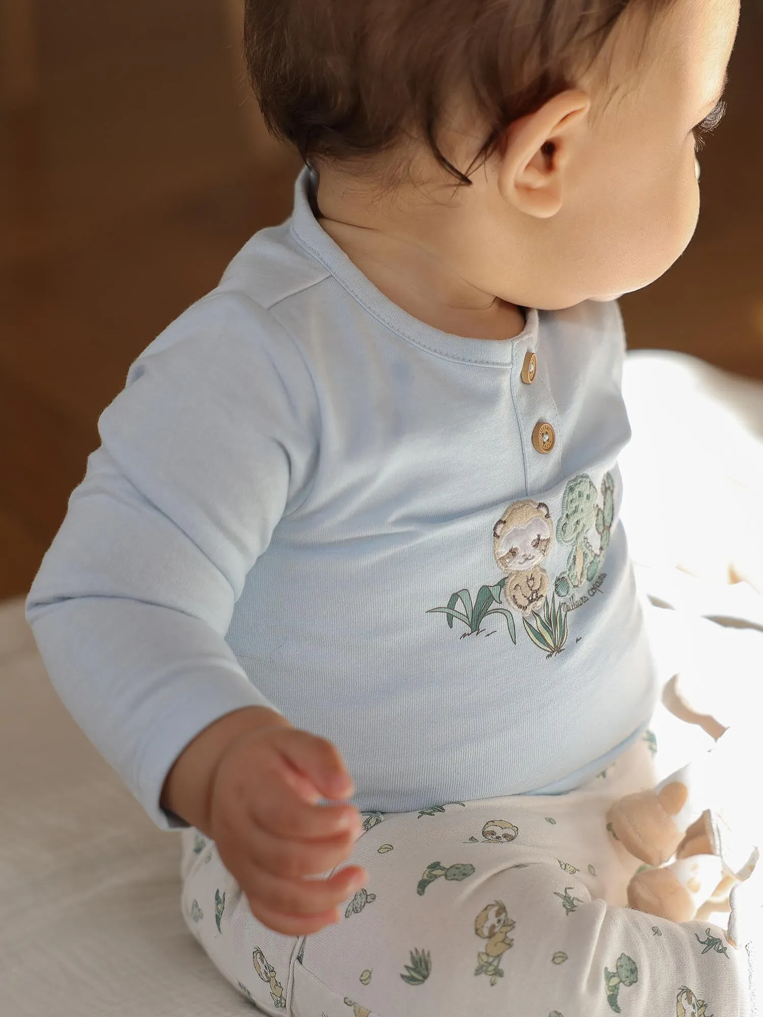 Body-T-shirt bleu, pantalon beige et chaussettes vert d'eau