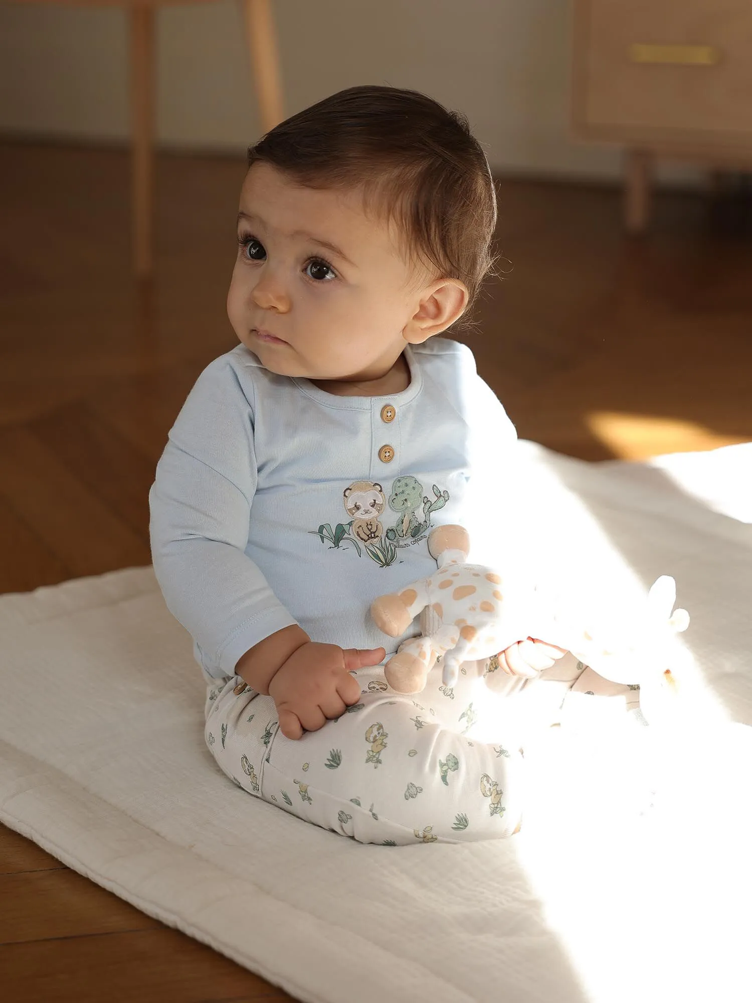 Body-T-shirt bleu, pantalon beige et chaussettes vert d'eau