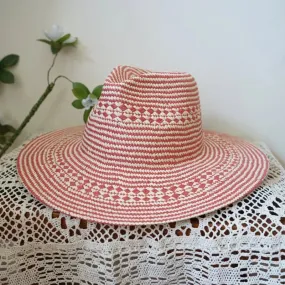 Chapeau de paille rose