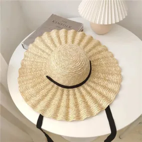 Chapeau de paille à bord ondulé