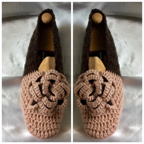 Chaussons ballerines  au crochet acrylique avec décor grande rose   pour femme