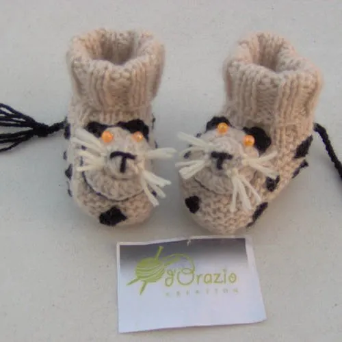 Chaussons bébé beige motif panthere des neiges ticotés main