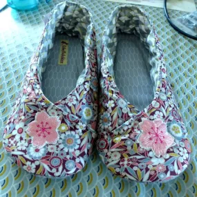 Chaussons femme kimono "fleuris liberty" fond bordeaux