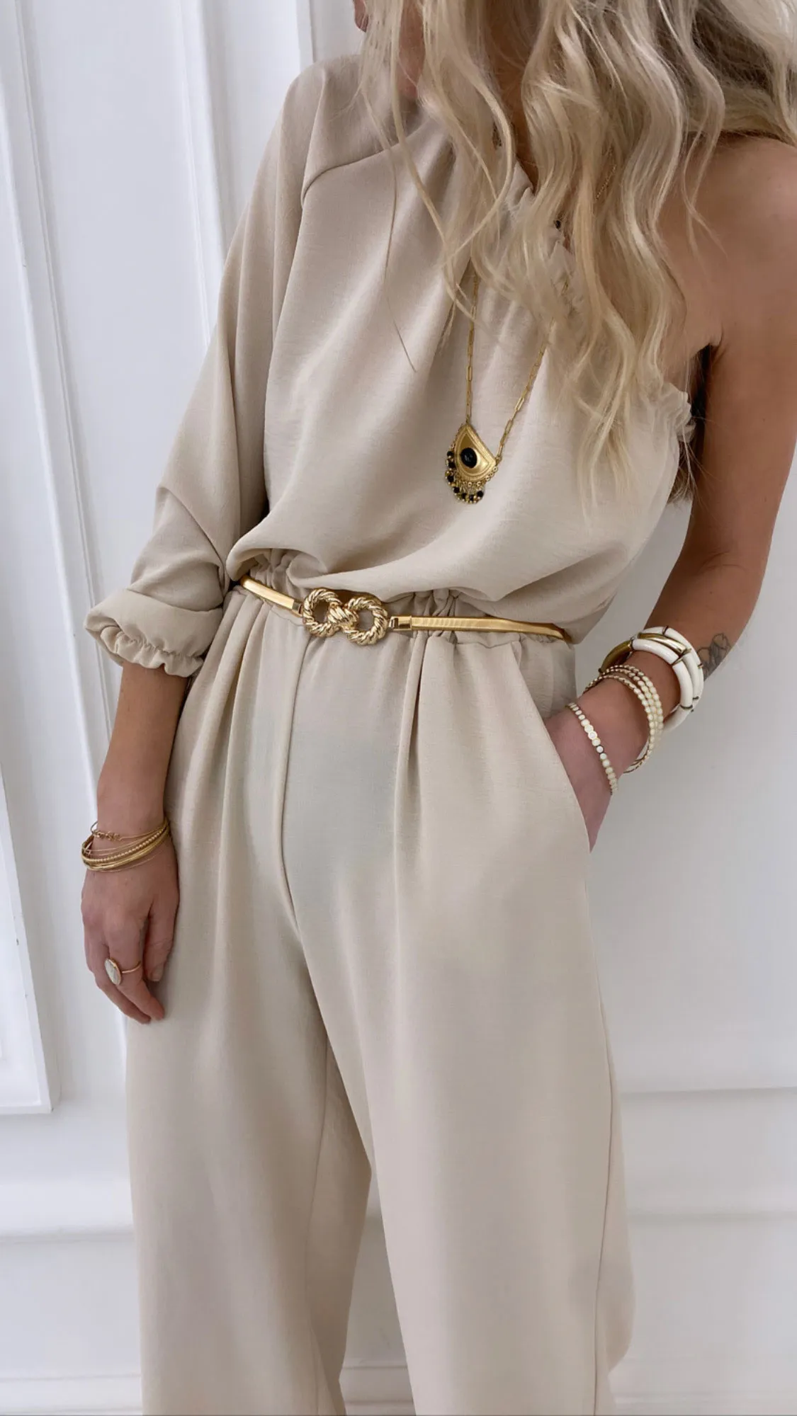 Combinaison beige asymétrique