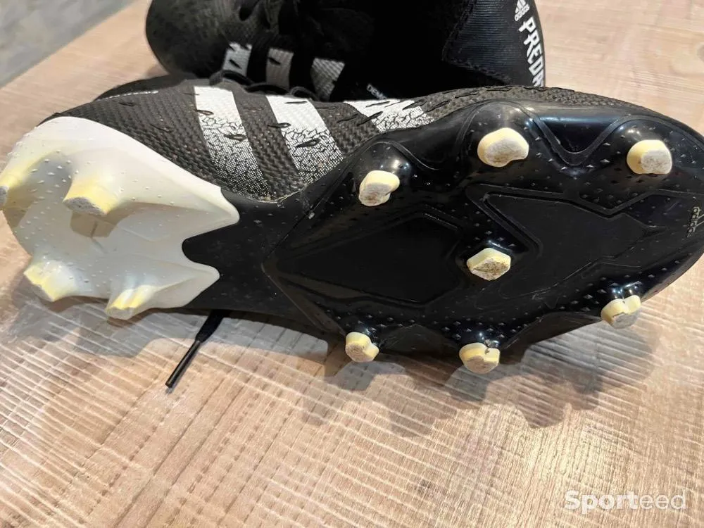 Crampons moulés  Adidas Predator  d'occasion Ajouté le : 07/12/2022