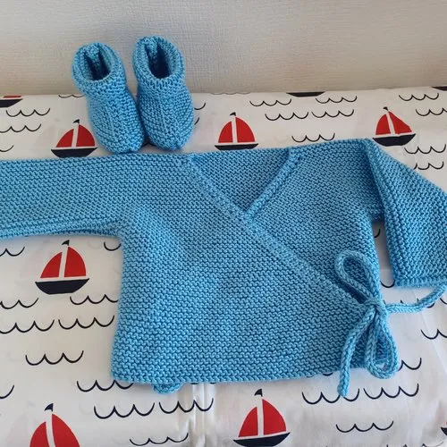 Ensemble 2 pièces brassière cache-coeur et chaussons layette bébé fille ou garçon coloris bleu taille 0/1 mois