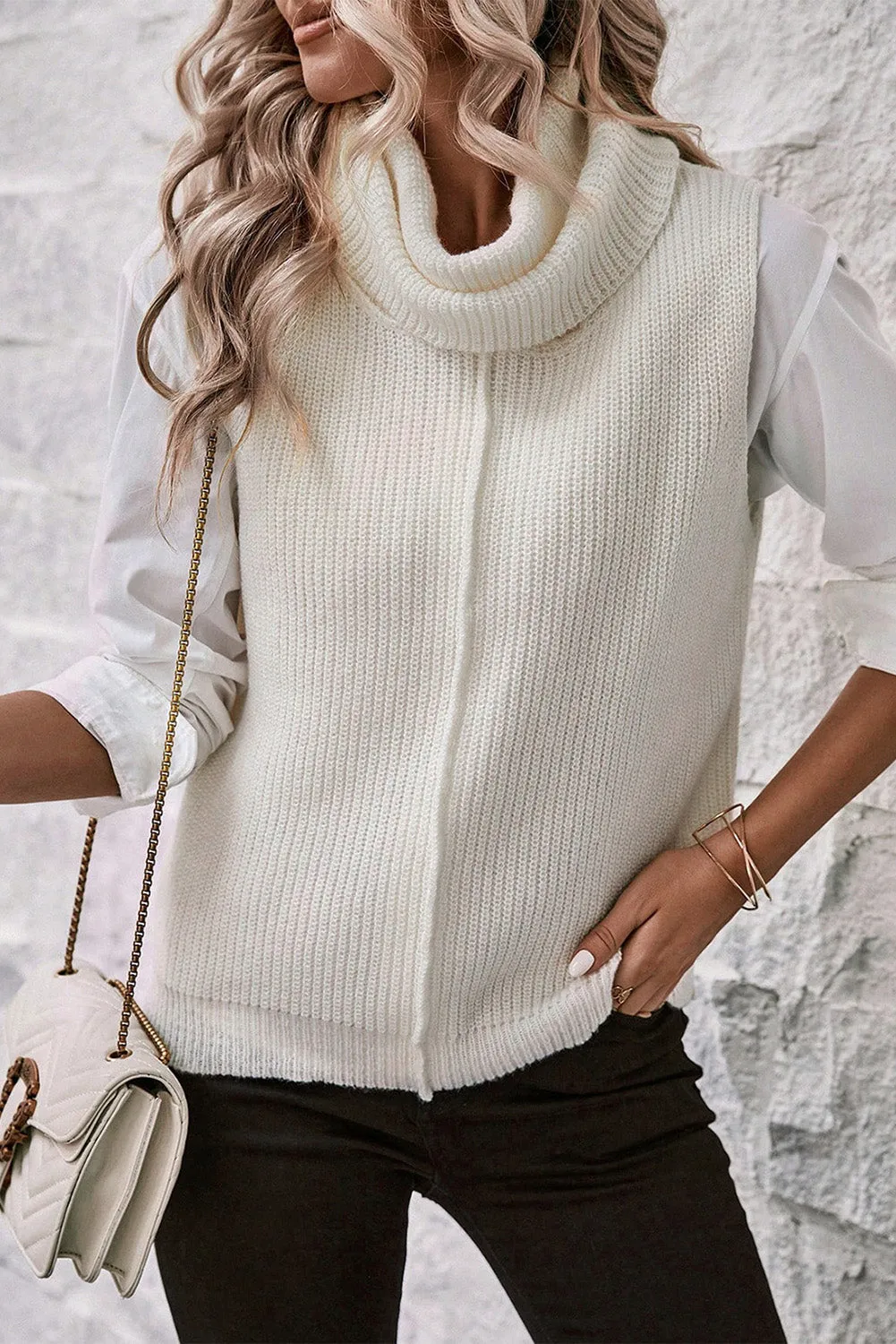 Gilet pull blanc à col bénitier et couture centrale