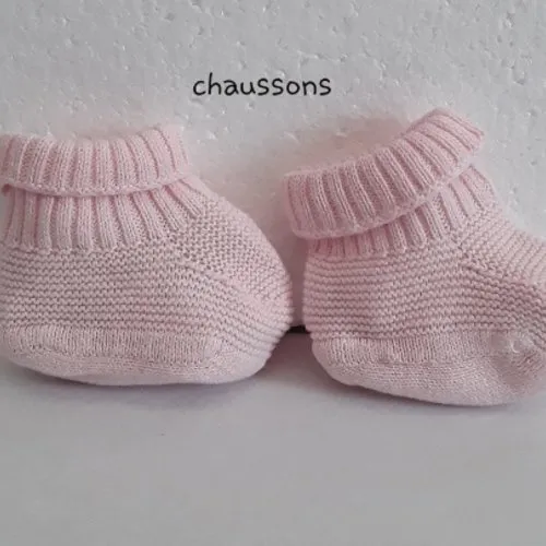 Lot naissance 3 mois , cache coeur , chaussons , moufles , doudou , tricot , rose