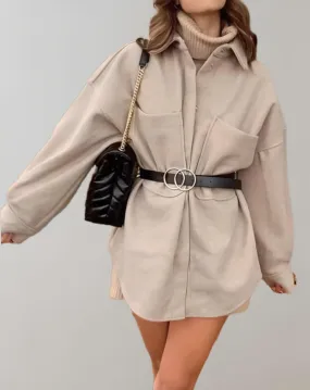 Manteau beige oversize et long avec poches poitrine et ceinture