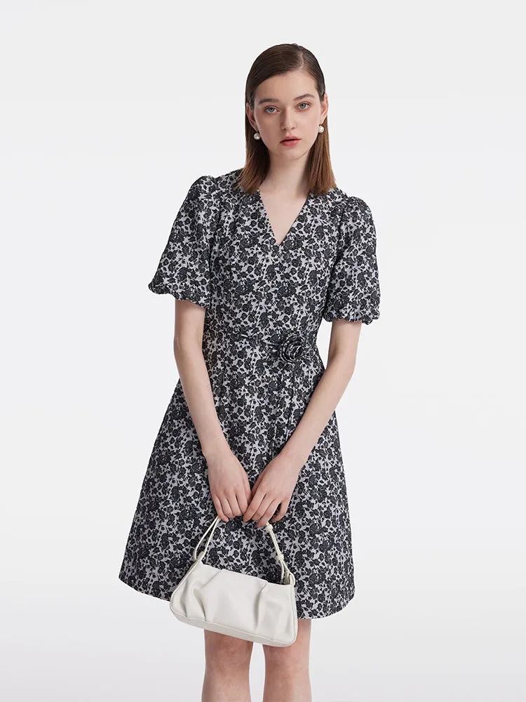 Mini-robe jacquard à manches bouffantes et col en V pour femme avec ce