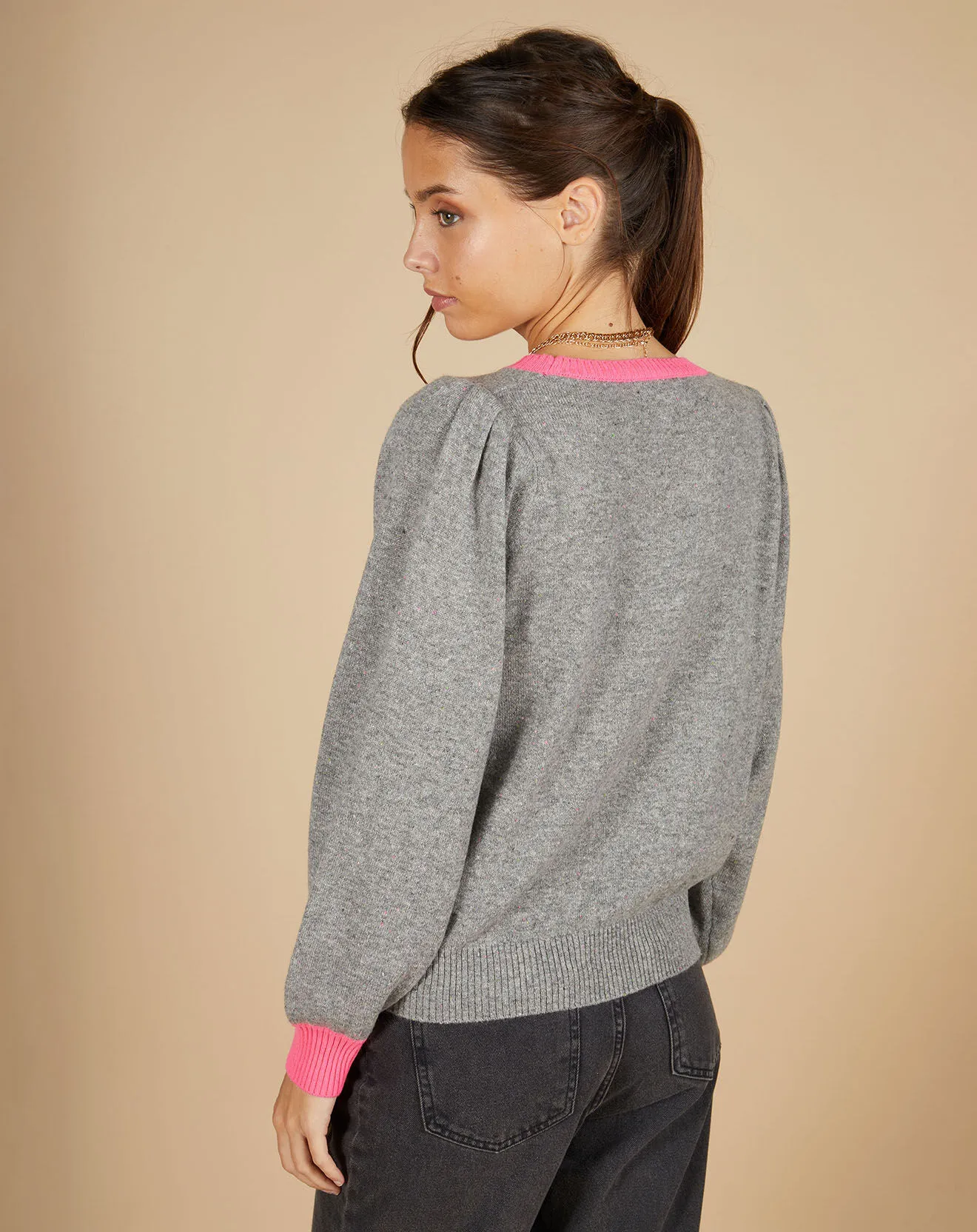 Pull 100% Cachemire Romane col rond gris chiné/liseré rose fluo