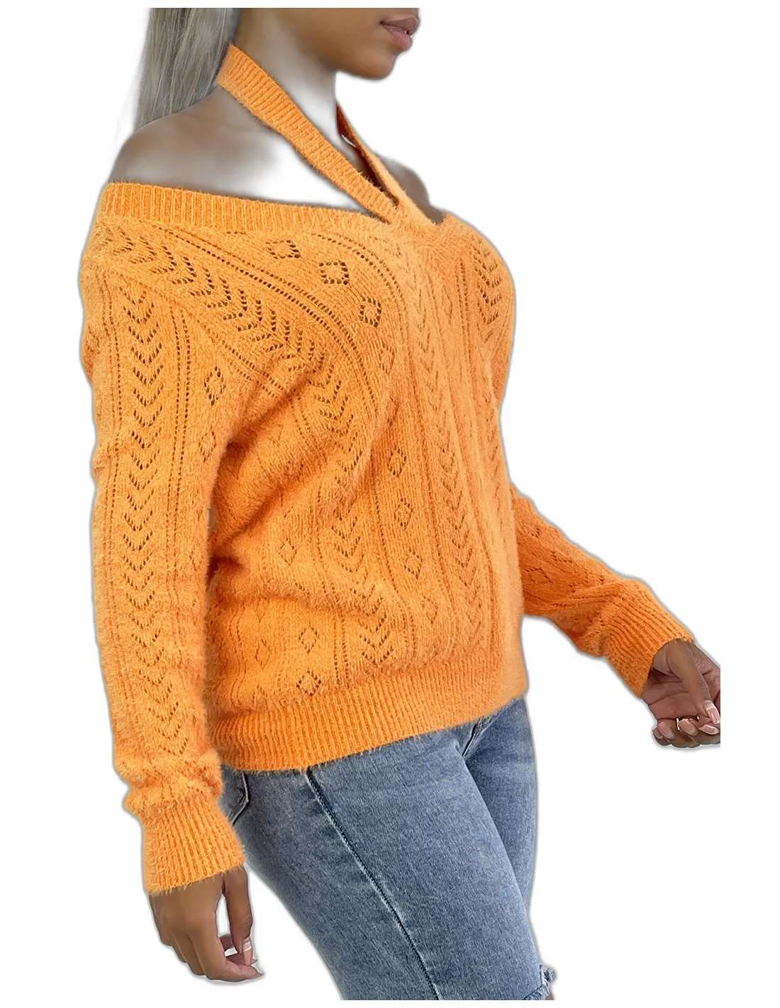 Pull orange vitaminé tout doux à épaules dénudée et détails ajourés pointelle.