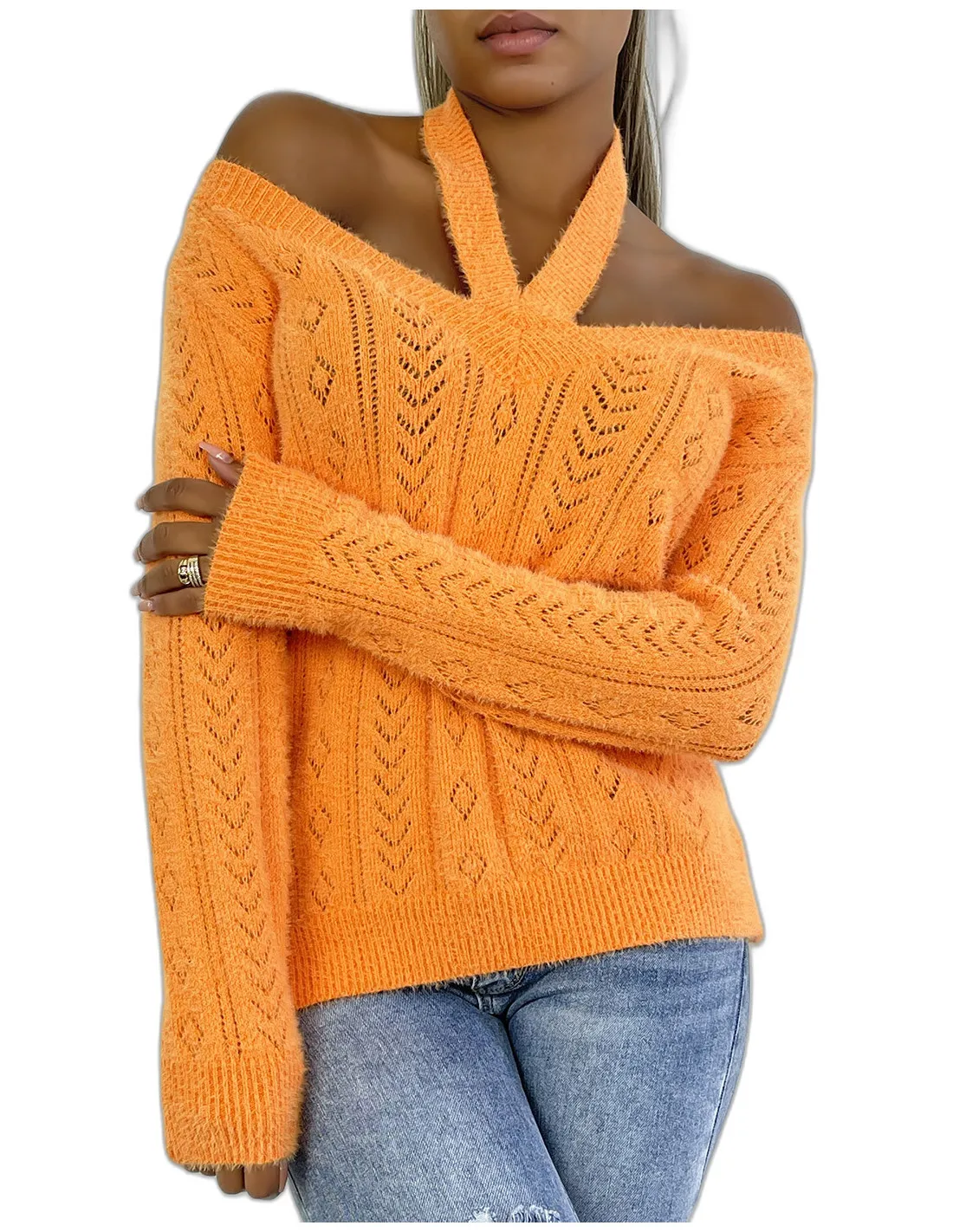 Pull orange vitaminé tout doux à épaules dénudée et détails ajourés pointelle.