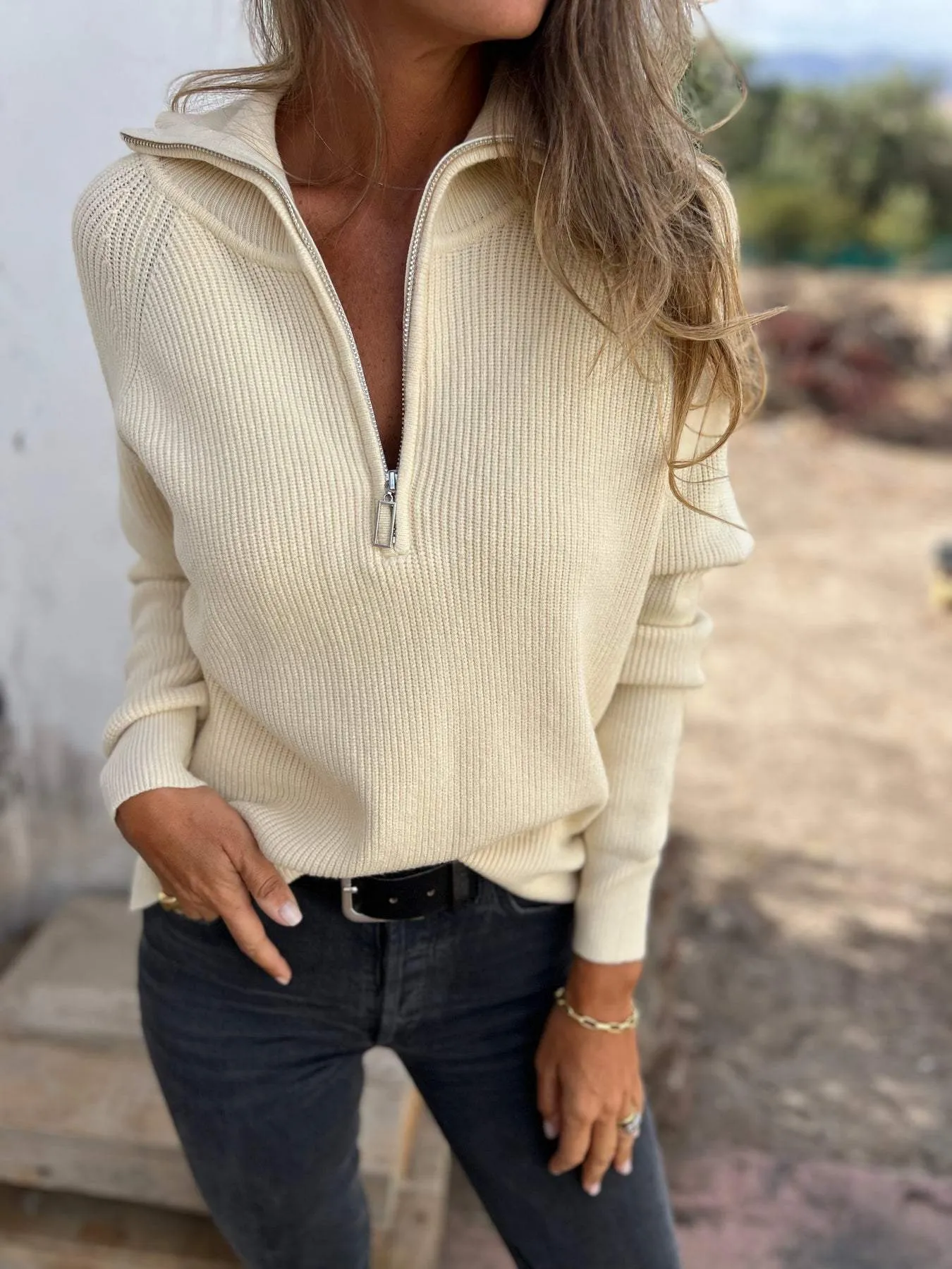 Pull uni stylé avec col et manches longues