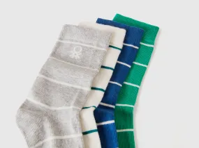 Quatre paires de chaussettes à motif