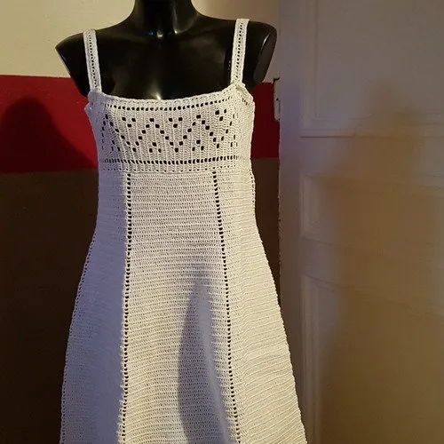 Robe blanche ajourée au crochet t. 42