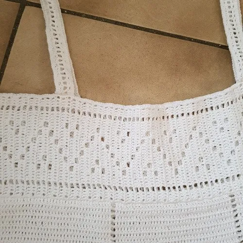 Robe blanche ajourée au crochet t. 42