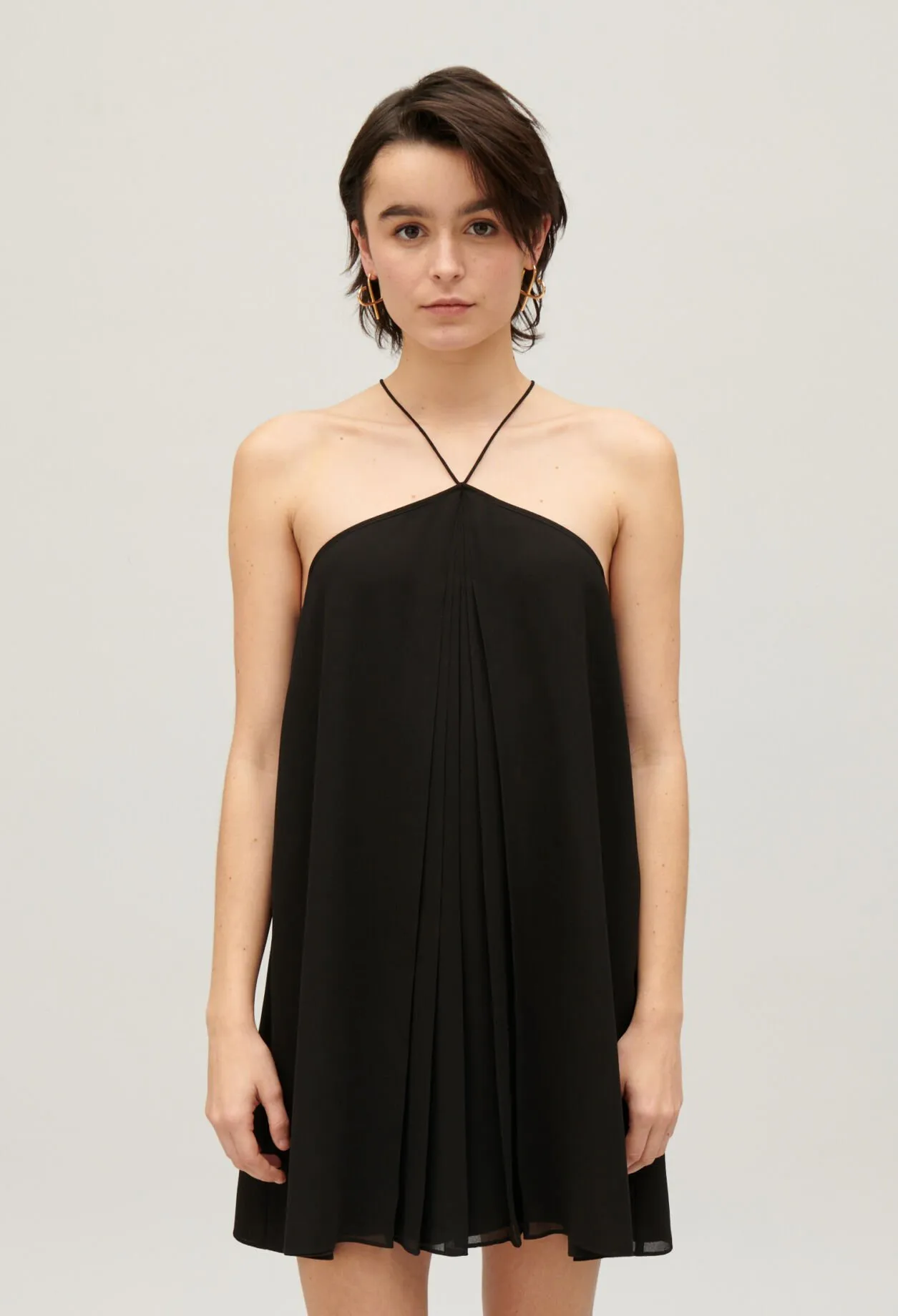 Robe courte plissée noire | Claudie FR